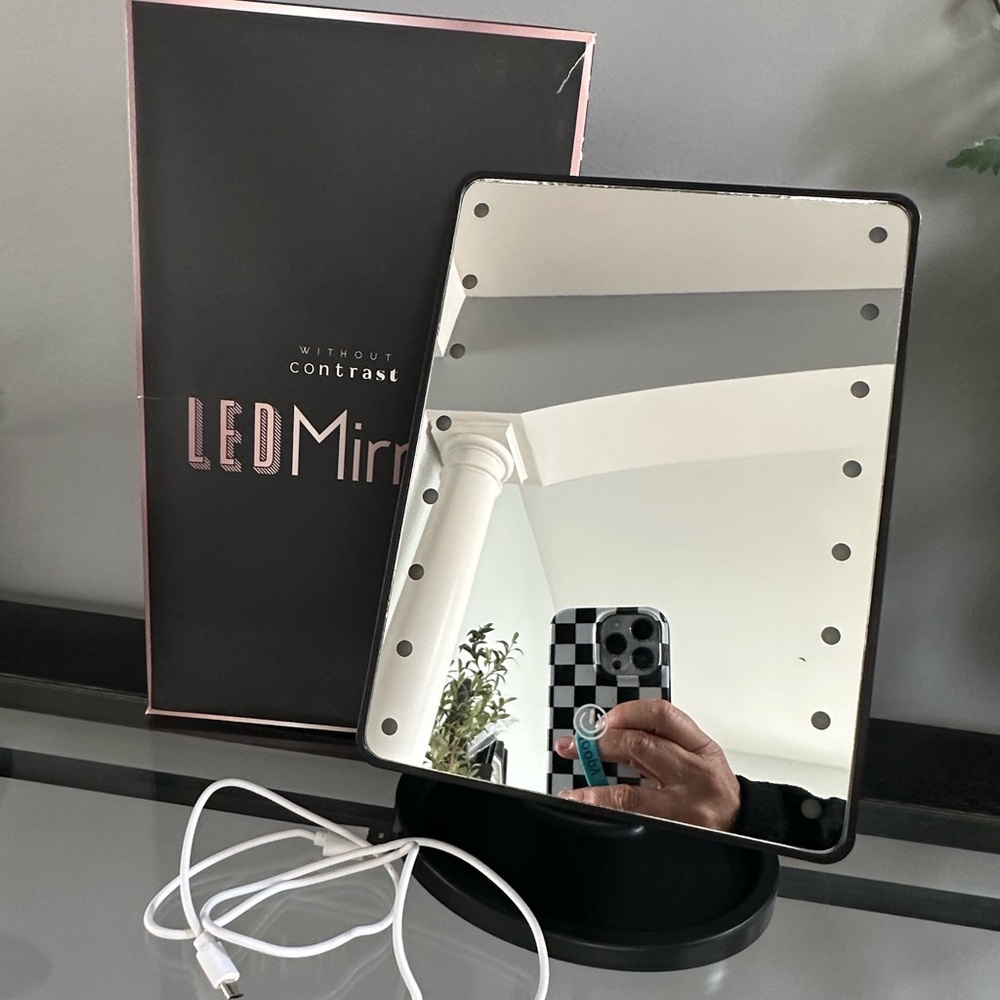 Without Contrast LED Mirror – Dimmable | USB & Battery – Storage Tray - NEW